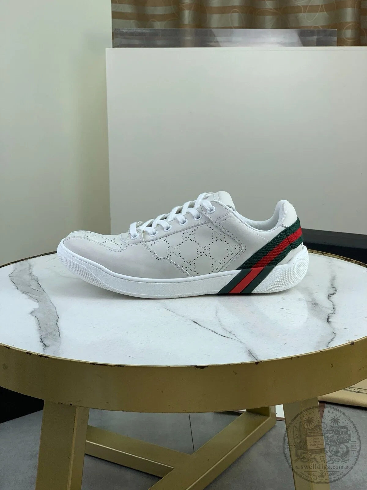 Gucci Low-Top Sneakers in White Leather Featuring Green and Red Web Stripes 6 Gucci Low-Top Sneakers in White Leather Featuring Green and Red Web Stripes
