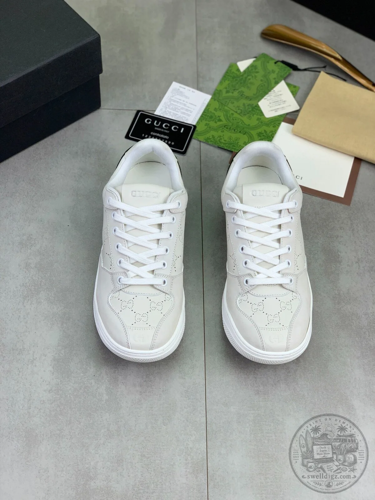 Gucci Low-Top Sneakers in White Leather Featuring Green and Red Web Stripes 7 Gucci Low-Top Sneakers in White Leather Featuring Green and Red Web Stripes