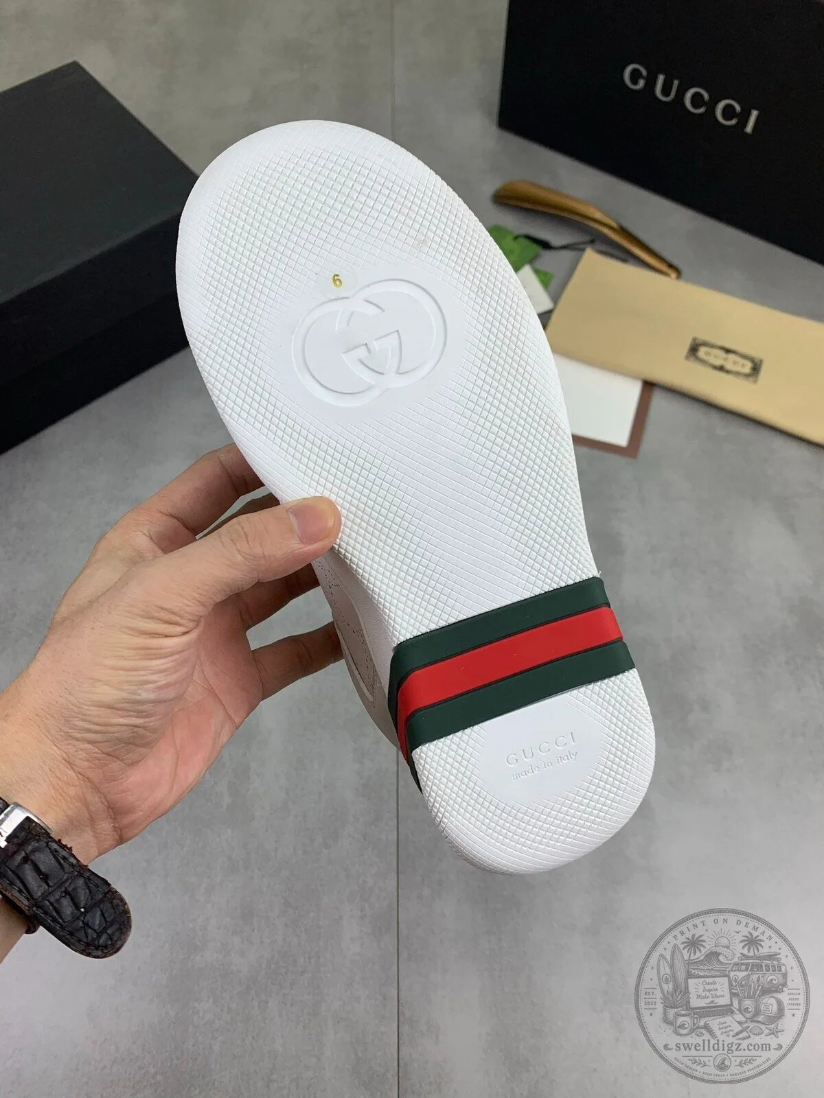 Gucci Low-Top Sneakers in White Leather Featuring Green and Red Web Stripes 9 Gucci Low-Top Sneakers in White Leather Featuring Green and Red Web Stripes